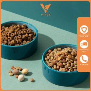 Thức ăn hạt cho chó mèo được làm từ các nguyên liệu chính như thịt, cá, ngũ cốc, rau củ quả, vitamin và khoáng chất.